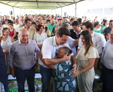 Governador entrega rede de esgoto, centro de convivência e moradias em Leópolis