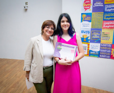 Alunos da rede estadual distribuem autógrafos em evento de lançamento de livros autorais