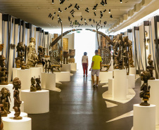 Exposição "África: Diálogos com o Contemporâneo" fica no MON até dia 28