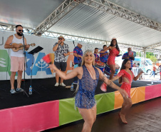 Turistas do cruzeiro da MSC são recepcionados com "baterilha" e ritmo do Carnaval em Paranaguá