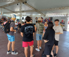 Turistas do cruzeiro da MSC são recepcionados com "baterilha" e ritmo do Carnaval em Paranaguá