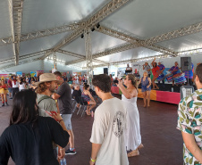 Turistas do cruzeiro da MSC são recepcionados com "baterilha" e ritmo do Carnaval em Paranaguá