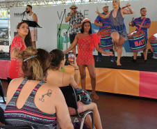 Turistas do cruzeiro da MSC são recepcionados com "baterilha" e ritmo do Carnaval em Paranaguá