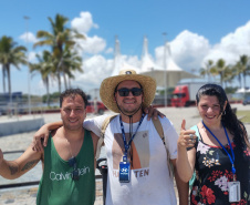 Turistas do cruzeiro da MSC são recepcionados com "baterilha" e ritmo do Carnaval em Paranaguá
