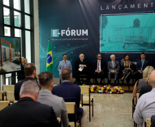 O governador em exercício Darci Piana participou nesta segunda-feira (19), em Curitiba, do lançamento de um projeto do Tribunal de Justiça do Estado do Paraná (TJPR) para instalação de pontos de atendimento remoto em municípios que não são sedes de suas comarcas. 