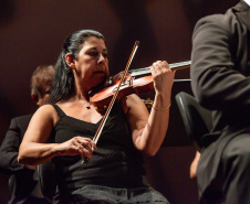 Da fundação às apresentações atuais, mulheres formam pilar fundamental da Orquestra Sinfônica do Paraná. Na foto, Fernanda.