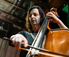 Da fundação às apresentações atuais, mulheres formam pilar fundamental da Orquestra Sinfônica do Paraná. Na foto, Fernanda.