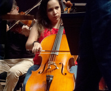 Da fundação às apresentações atuais, mulheres formam pilar fundamental da Orquestra Sinfônica do Paraná. Na foto, Fernanda.