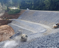 DER/PR está recuperando rodovia de Rio Branco do Sul atingida pelas chuvas 