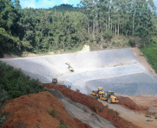 DER/PR está recuperando rodovia de Rio Branco do Sul atingida pelas chuvas 