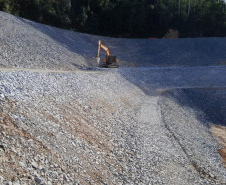 DER/PR está recuperando rodovia de Rio Branco do Sul atingida pelas chuvas 