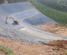 DER/PR está recuperando rodovia de Rio Branco do Sul atingida pelas chuvas 