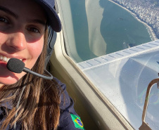 A tenente Jenifer Formanquevski é copiloto aeronave Grand Caravan C208B e a primeira mulher da Polícia Militar do Paraná a ter licenças para pilotar aviões e a segunda para pilotar helicópteros.