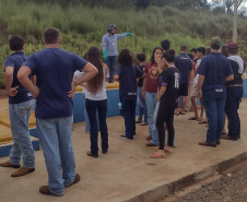 Francisco Prado mostra as fases e as análises do tratamento do esgoto