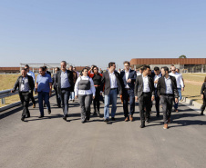 Carambeí, 13 de junho de 2024 - O governador Carlos Massa Ratinho Jr visita a nova fábrica de garrafas da Ambev, que está sendo construída em Carambeí, nos Campos Gerais.