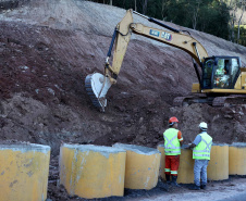 Estabilização de encosta ao lado de rodovia avança em União da Vitória