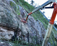 Estabilização de encosta ao lado de rodovia avança em União da Vitória