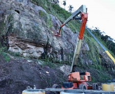 Estabilização de encosta ao lado de rodovia avança em União da Vitória