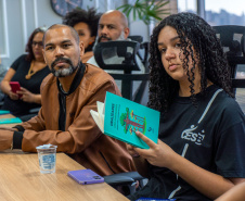 Educação: Secretaria realiza entrega de livros Afro-brasileiros para escolas estaduais