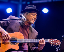 Teatro Guaíra recebe a celebração de 10 anos de “Valencianas” com Alceu  Valença e Orquestra Ouro Preto