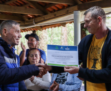 Servidores do escritório regional do IAT de Curitiba durante plantio de mudas no viveiro de São José dos Pinhais