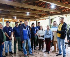 Servidores do escritório regional do IAT de Curitiba durante plantio de mudas no viveiro de São José dos Pinhais
