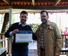 Servidores do escritório regional do IAT de Curitiba durante plantio de mudas no viveiro de São José dos Pinhais