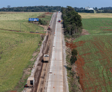 Clevelândia, 29 de agosto de 2024 - Obras de pavimentação em concreto com a técnica whitetopping na PR 280, na região sul do Paraná.