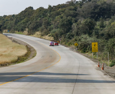 Clevelândia, 29 de agosto de 2024 - Obras de pavimentação em concreto com a técnica whitetopping na PR 280, na região sul do Paraná.