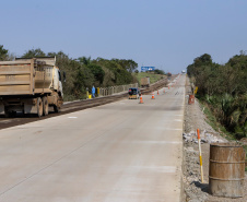 Clevelândia, 29 de agosto de 2024 - Obras de pavimentação em concreto com a técnica whitetopping na PR 280, na região sul do Paraná.