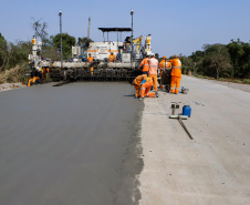 Clevelândia, 29 de agosto de 2024 - Obras de pavimentação em concreto com a técnica whitetopping na PR 280, na região sul do Paraná.