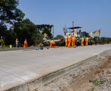 Clevelândia, 29 de agosto de 2024 - Obras de pavimentação em concreto com a técnica whitetopping na PR 280, na região sul do Paraná.