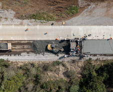 Clevelândia, 29 de agosto de 2024 - Obras de pavimentação em concreto com a técnica whitetopping na PR 280, na região sul do Paraná.