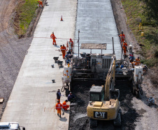 Clevelândia, 29 de agosto de 2024 - Obras de pavimentação em concreto com a técnica whitetopping na PR 280, na região sul do Paraná.