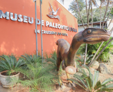 Vale dos Dinossauros: Cruzeiro do Oeste recebe título e destaca Paraná em turismo científico