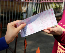 Faturas de água e esgoto e copos de água envasada estão na cor da campanha em todas as cidades onde a Companhia atua