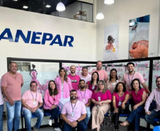 Faturas de água e esgoto e copos de água envasada estão na cor da campanha em todas as cidades onde a Companhia atua