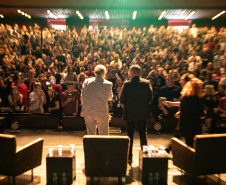 Diretor de "O Poderoso Chefão", Francis Ford Coppola lota Teatro Guaíra em aula de cinema