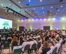 Aluno Monitor: entrega de celulares e protagonismo estudantil marcam abertura de evento em Foz do Iguaçu