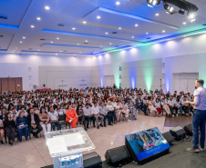 Aluno Monitor: entrega de celulares e protagonismo estudantil marcam abertura de evento em Foz do Iguaçu