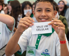 Aluno Monitor: entrega de celulares e protagonismo estudantil marcam abertura de evento em Foz do Iguaçu