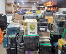  PMPR apreende 8,676 toneladas de maconha em caminhão estacionado em  Foz do Iguaçu
