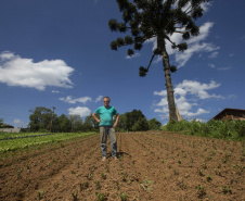 O produtor rural Luiz Claudio Ravaglio da Rocha, de São José dos Pinhais, foi um dos beneficiados com o programa municipal de certificação de orgânicos, que tem a parceria do Tecpar. 
