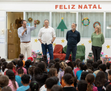 Sanepar entrega presentes de Natal e anuncia projetos de educação ambiental para escola vizinha à sede no bairro Rebouças (Foto: André Aguiar/Sanepar)