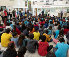 Sanepar entrega presentes de Natal e anuncia projetos de educação ambiental para escola vizinha à sede no bairro Rebouças (Foto: André Aguiar/Sanepar)
