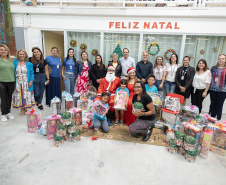 Sanepar entrega presentes de Natal e anuncia projetos de educação ambiental para escola vizinha à sede no bairro Rebouças (Foto: André Aguiar/Sanepar)