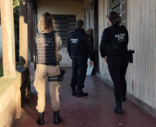 PCPR e PMPR prendem quatro pessoas durante operação contra o tráfico de drogas em Rio Azul