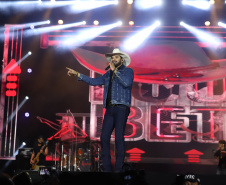 Sertanejo Loubet leva 19 mil pessoas à Arena Verão Maior de Pontal do Paraná