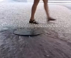 Água da chuva prejudica o sistema de coleta e tratamento de esgoto