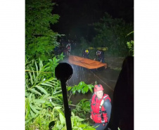 BOMBEIROS RESGATA PESSOAS ANTONINA